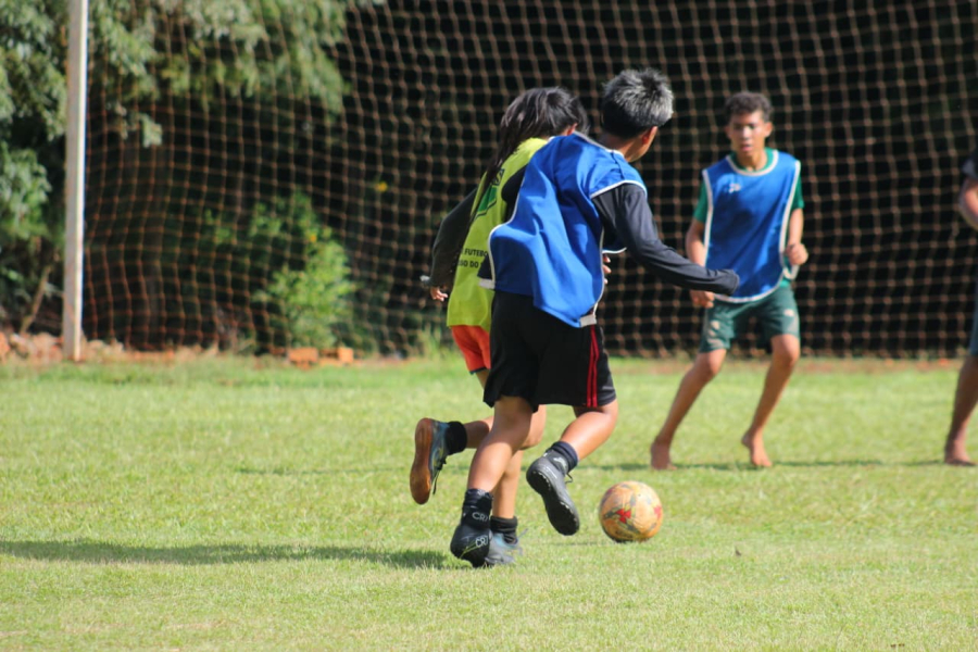 Vice-cacique acompanha manutenção de campos esportivos